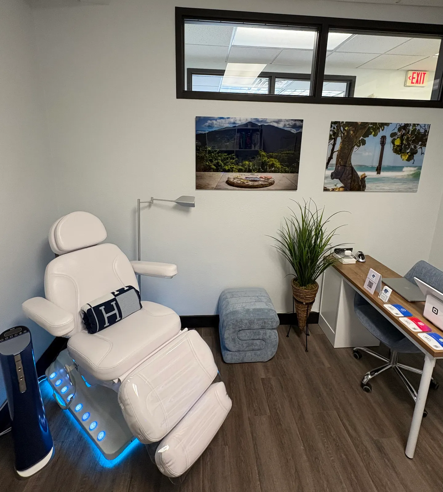 The BrightSmile Studio whitening room, with the chair, a lamp and the desk in the corner